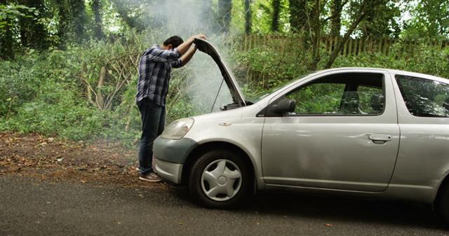 Arabadan Ve Motordan Gelen Sesleri Dinliyor Musunuz?